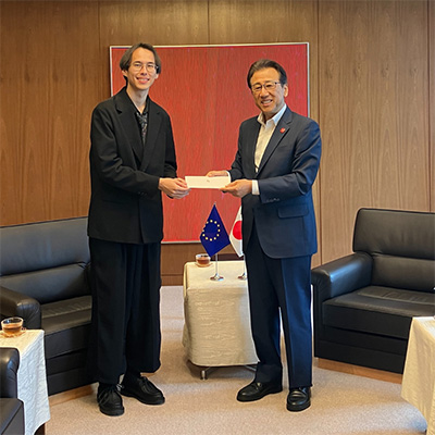 市長と並ぶ留果さん